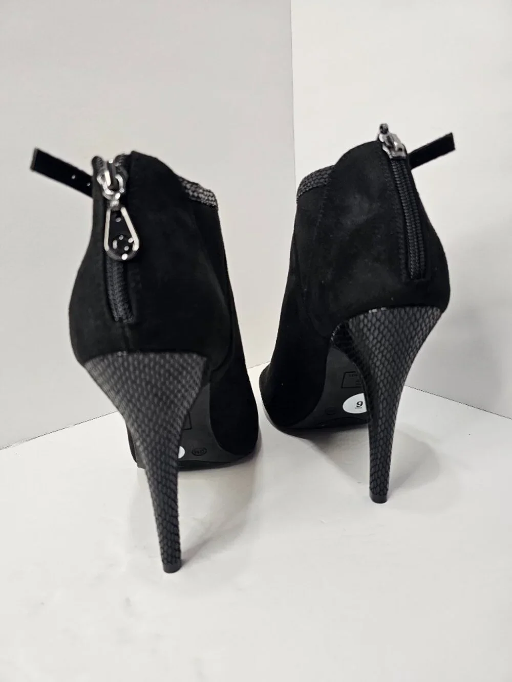 Black suede / 4 inch heel / Size 9 - Stelatos